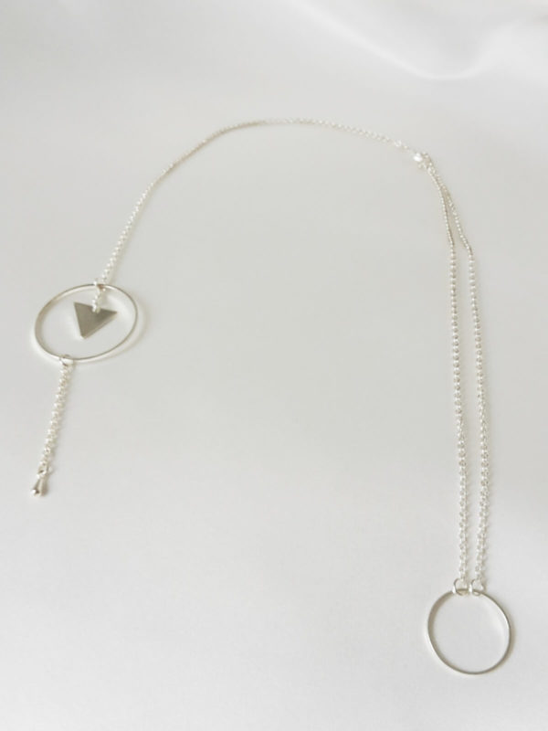 collier de dos moderne et géométrique argenté