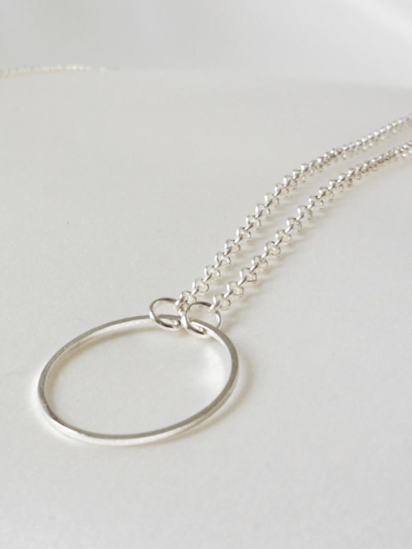 collier de dos moderne et géométrique argenté