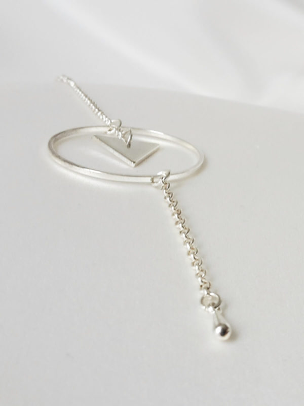 collier de dos moderne et géométrique argenté