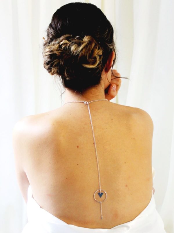 collier de dos moderne et géométrique argenté