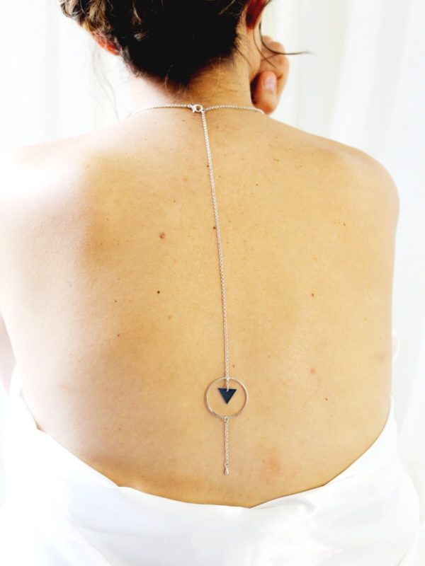 collier de dos moderne et géométrique argenté