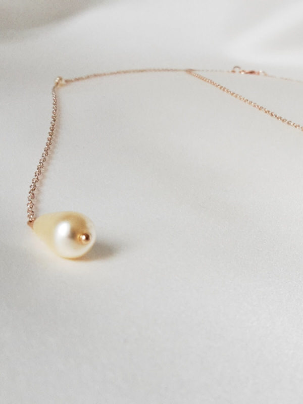 collier de dos de mariée doré rose, minimaliste et simple, avec gouttes et perles nacrées