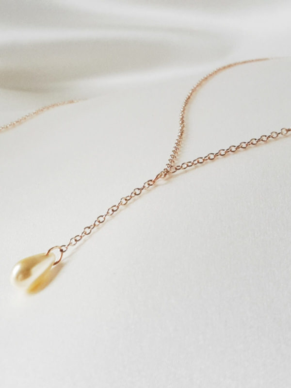 collier de dos de mariée doré rose, minimaliste et simple, avec gouttes et perles nacrées