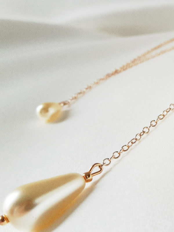 collier de dos de mariée doré rose, minimaliste et simple, avec gouttes et perles nacrées