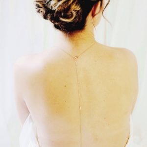 collier de dos de mariée doré rose, minimaliste et simple, avec gouttes et perles nacrées