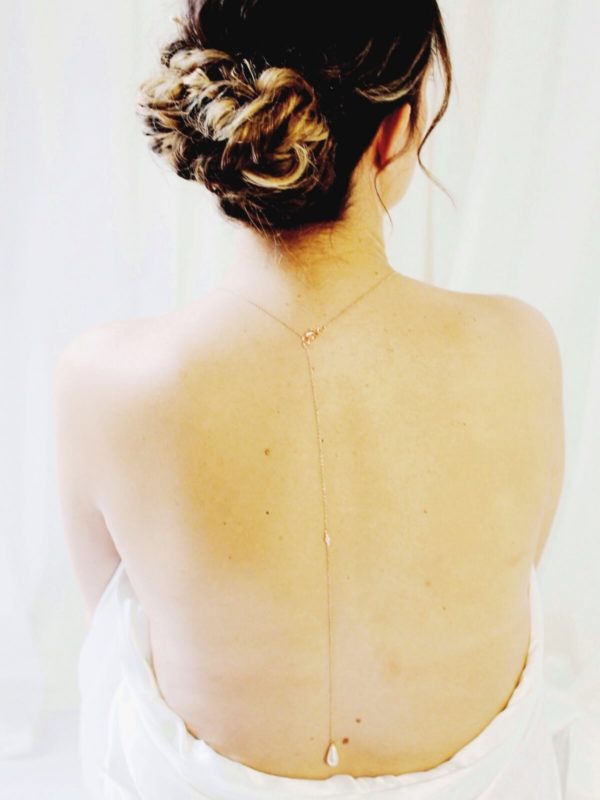 collier de dos de mariée doré rose, minimaliste et simple, avec gouttes et perles nacrées