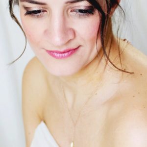 collier de dos de mariée doré rose, minimaliste et simple, avec gouttes et perles nacrées