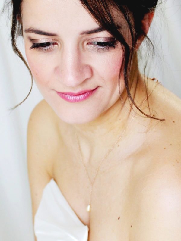 collier de dos de mariée doré rose, minimaliste et simple, avec gouttes et perles nacrées