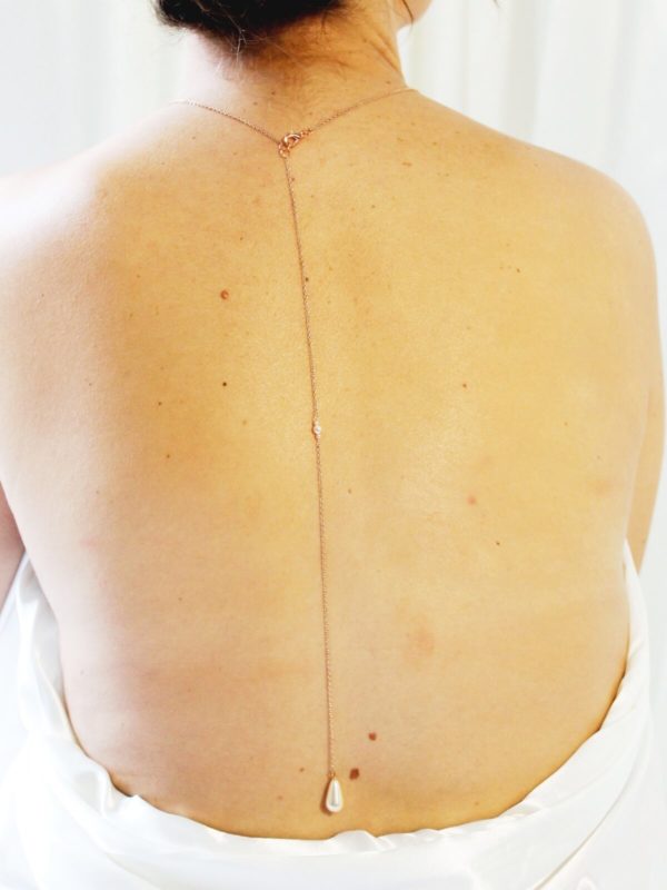 collier de dos de mariée doré rose, minimaliste et simple, avec gouttes et perles nacrées