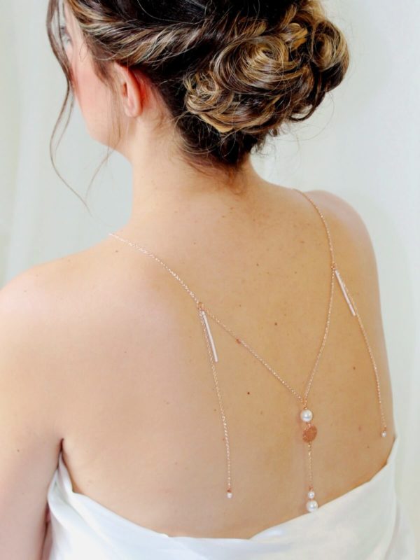 collier de dos doré rose, pendants perles, estampes et perles