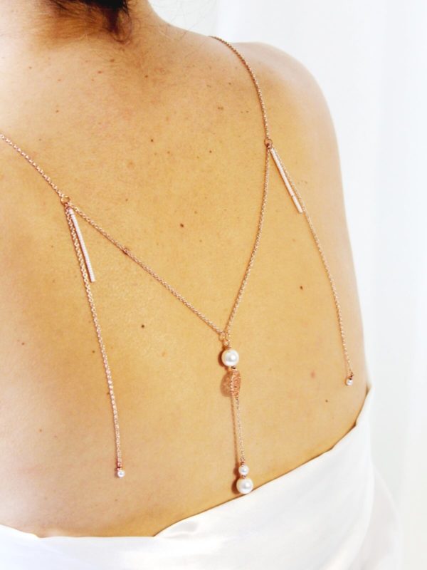 collier de dos doré rose, pendants perles, estampes et perles