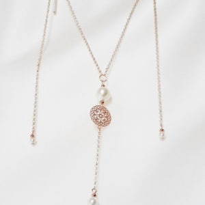 collier de dos doré rose, pendants perles, estampes et perles