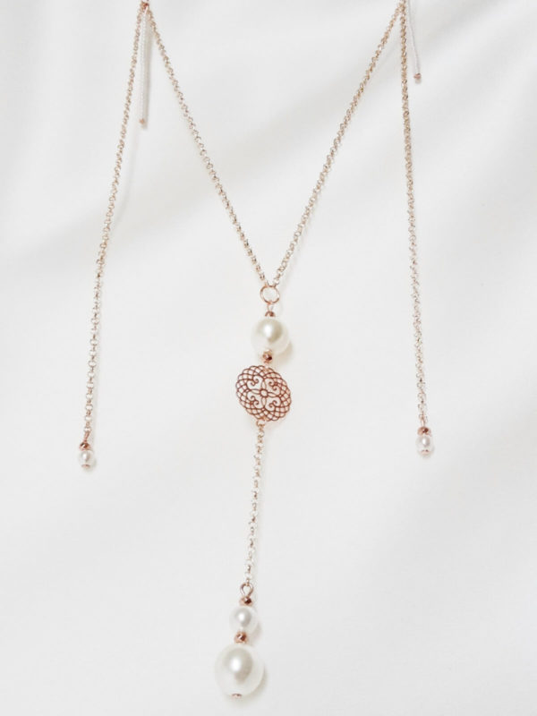 collier de dos doré rose, pendants perles, estampes et perles