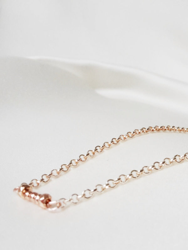 collier de dos doré rose, pendants perles, estampes et perles