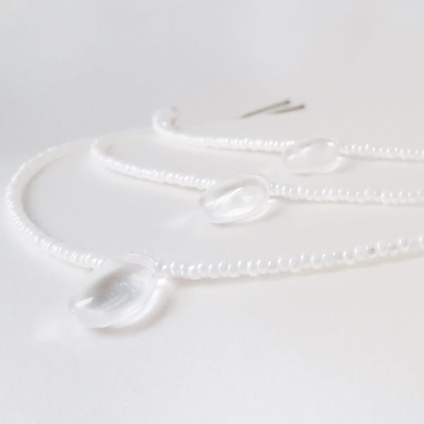 ornement de cheveux pour coiffures de mariée perles de rocailles sur trois rangs et gouttes de verre