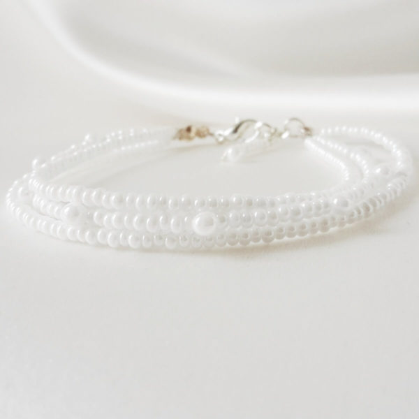 bracelet de mariée classique chic sur trois rangs de perles de rocailles blanches nacrées