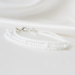 bracelet de mariée classique chic sur trois rangs de perles de rocailles blanches nacrées