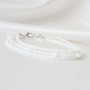 bracelet de mariée classique chic sur trois rangs de perles de rocailles blanches nacrées