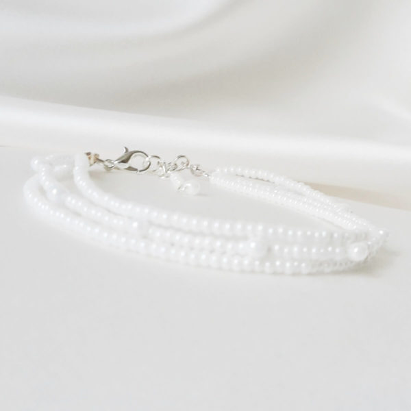 bracelet de mariée classique chic sur trois rangs de perles de rocailles blanches nacrées
