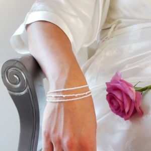 bracelet de mariée classique chic sur trois rangs de perles de rocailles blanches nacrées