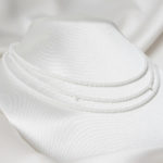 collier de mariée classique chic sur trois rangs de perles de rocailles blanches nacrées