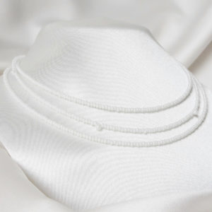 collier de mariée classique chic sur trois rangs de perles de rocailles blanches nacrées