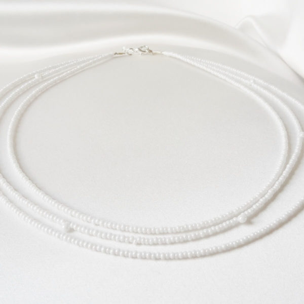 collier-mariée-multirangs-perles collier de mariée classique chic sur trois rangs de perles de rocailles blanches nacrées