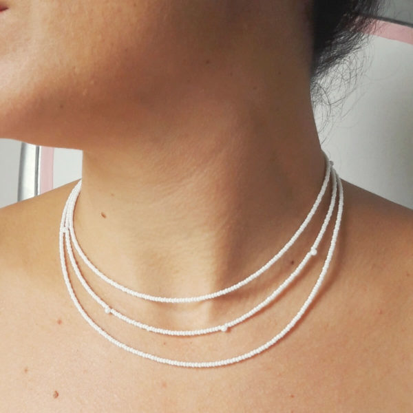 collier-mariée-multirangs-perles collier de mariée classique chic sur trois rangs de perles de rocailles blanches nacrées