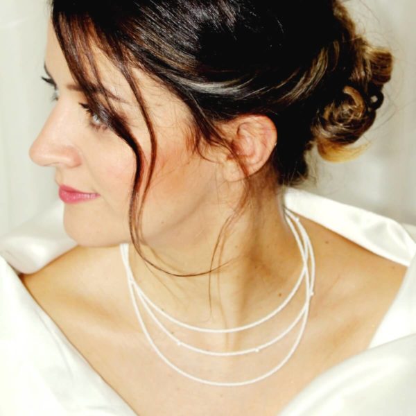 collier-mariée-multirangs-perles collier de mariée classique chic sur trois rangs de perles de rocailles blanches nacrées