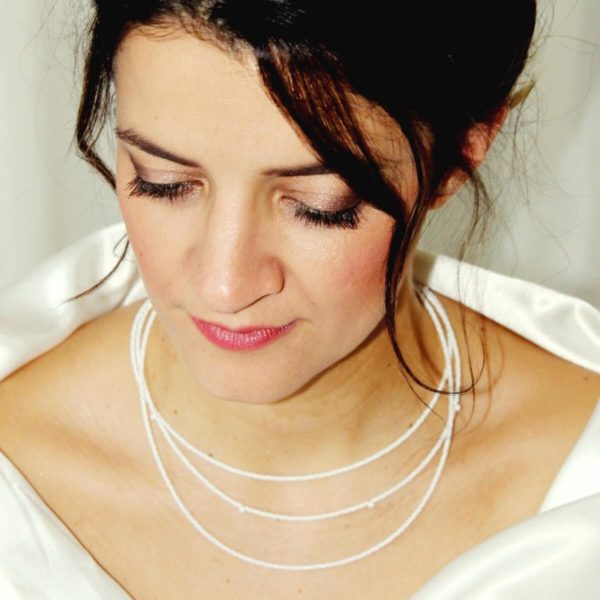 collier-mariée-multirangs-perles collier de mariée classique chic sur trois rangs de perles de rocailles blanches nacrées