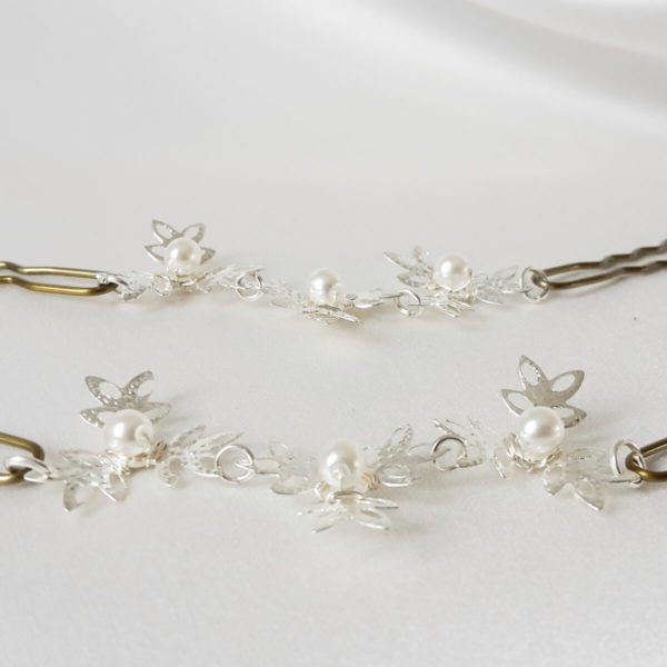 ornement de cheveux pour coiffure de mariée minimaliste fine chaine argentée et perle nacrée blanche