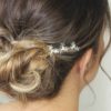 ornement de cheveux pour coiffure de mariée minimaliste fine chaine argentée et perle nacrée blanche