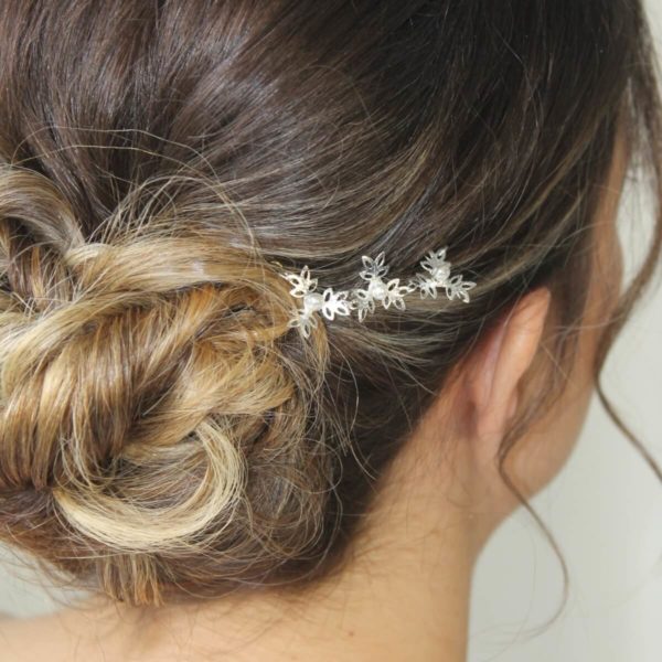 ornement de cheveux pour coiffure de mariée minimaliste fine chaine argentée et perle nacrée blanche