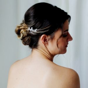ornement de cheveux pour coiffure de mariée minimaliste fine chaine argentée et perle nacrée blanche