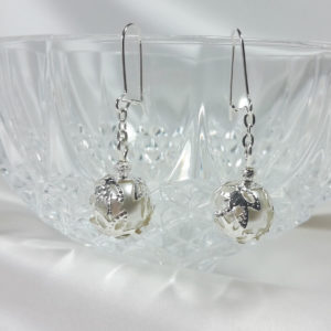 boucles d'oreilles de mariée minimaliste fine chaine argentée et perle nacrée blanche