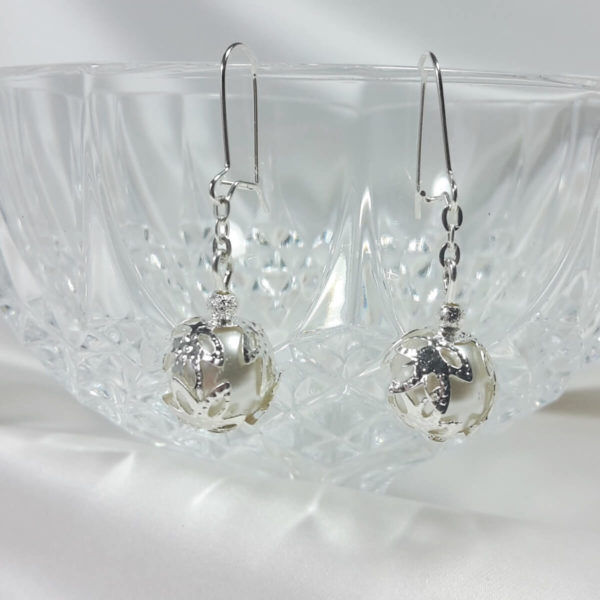 boucles-oreilles-mariée-pendantes boucles d'oreilles de mariée minimaliste fine chaine argentée et perle nacrée blanche