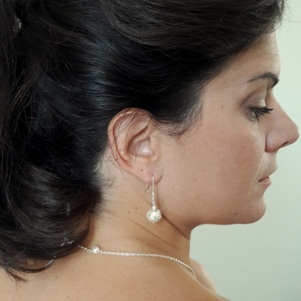 boucles-oreilles-mariée-pendantes boucles d'oreilles de mariée minimaliste fine chaine argentée et perle nacrée blanche