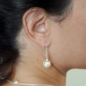 boucles d'oreilles de mariée minimaliste fine chaine argentée et perle nacrée blanche