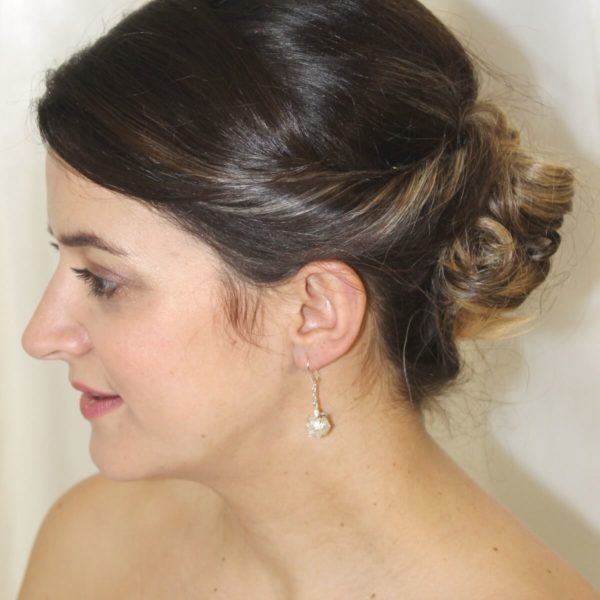 boucles-oreilles-mariée-pendantesBO 1 (4) boucles d'oreilles de mariée minimaliste fine chaine argentée et perle nacrée blanche