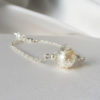 bracelet de mariée minimaliste fine chaine argentée et perle nacrée blanche