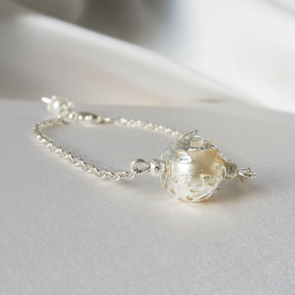 bracelet de mariée minimaliste fine chaine argentée et perle nacrée blanche