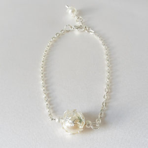 bracelet de mariée minimaliste fine chaine argentée et perle nacrée blanche
