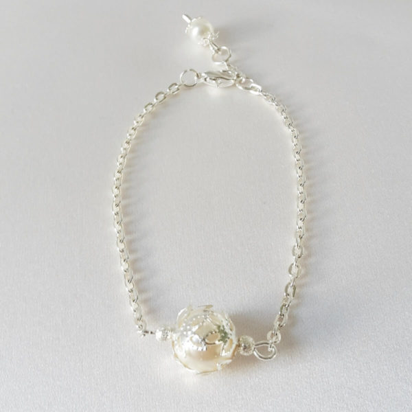 bracelet de mariée minimaliste fine chaine argentée et perle nacrée blanche
