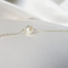 bracelet de mariée minimaliste fine chaine argentée et perle nacrée blanche