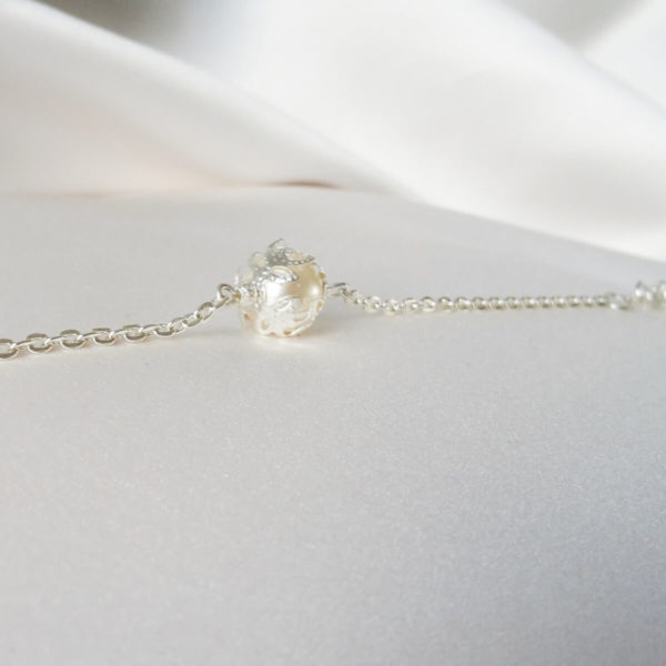 bracelet de mariée minimaliste fine chaine argentée et perle nacrée blanche