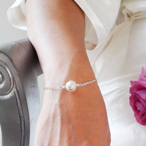 bracelet de mariée minimaliste fine chaine argentée et perle nacrée blanche
