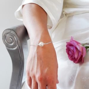 bracelet de mariée minimaliste fine chaine argentée et perle nacrée blanche