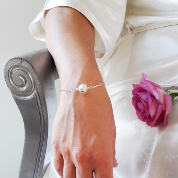 bracelet de mariée minimaliste fine chaine argentée et perle nacrée blanche