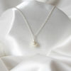collier-mariée-argenté-minimaliste-boheme-chic collier de mariée minimaliste fine chaine argentée et perle nacrée blanche