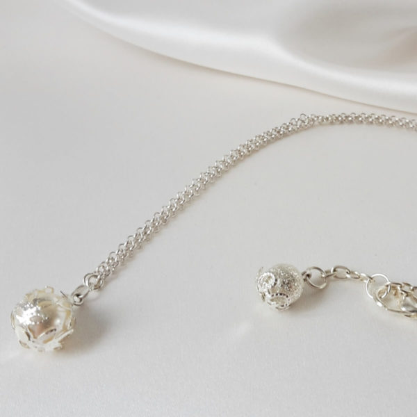collier-mariée-argenté-minimaliste-boheme-chic collier de mariée minimaliste fine chaine argentée et perle nacrée blanche